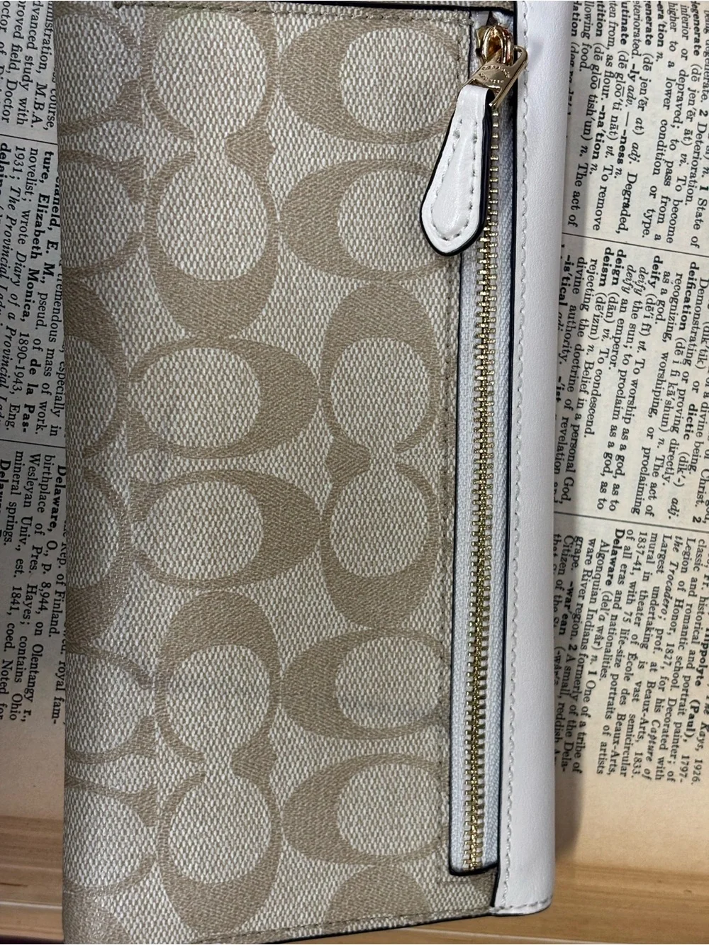 Coach C5966 Slim Trifold Wallet – Light Khaki/Chalk
